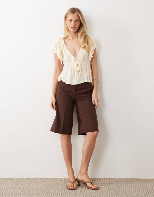 ASOS DESIGN - Beige top i krølstof med dyb udskæring og flagrende flæseærmer, 2 af 4