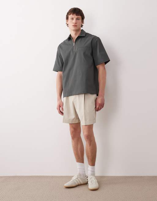 ASOS DESIGN – Beige, vida, figursydda shorts i twill med uppvikta ben, 2 av 5