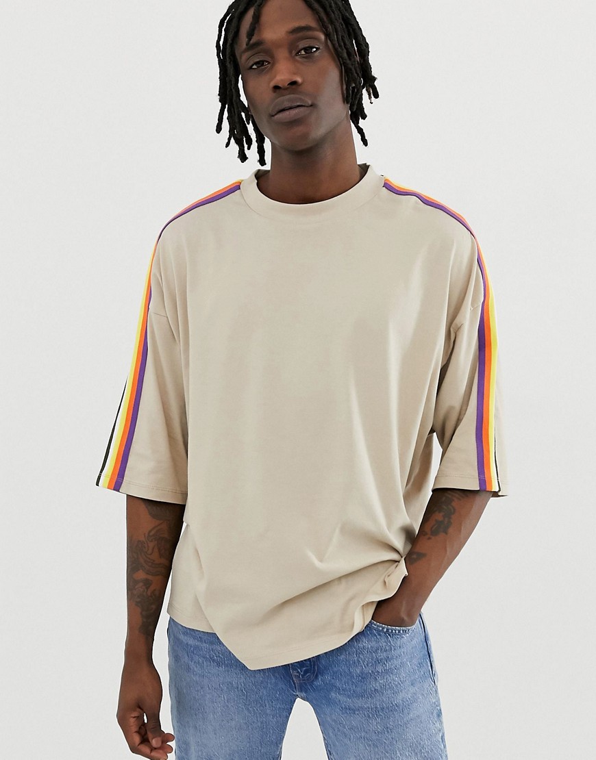 Asos Design – Farbenes Oversize-T-Shirt Aus Bio-Baumwolle Mit Halblangen Ärmeln Und Kontrastierenden Schulterstreifen Beige S