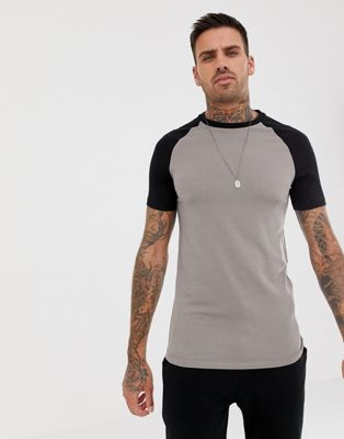ASOS DESIGN – Beigefärgad t-shirt i muscle fit-modell med raglanärm och rund halsringning