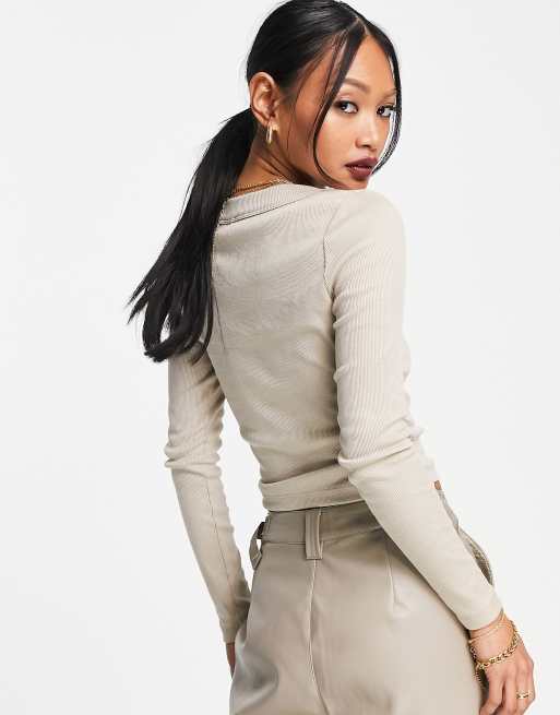ASOS DESIGN – Beigemelerad ribbad topp med långa ärmar och djup halsringning, 4 av 4