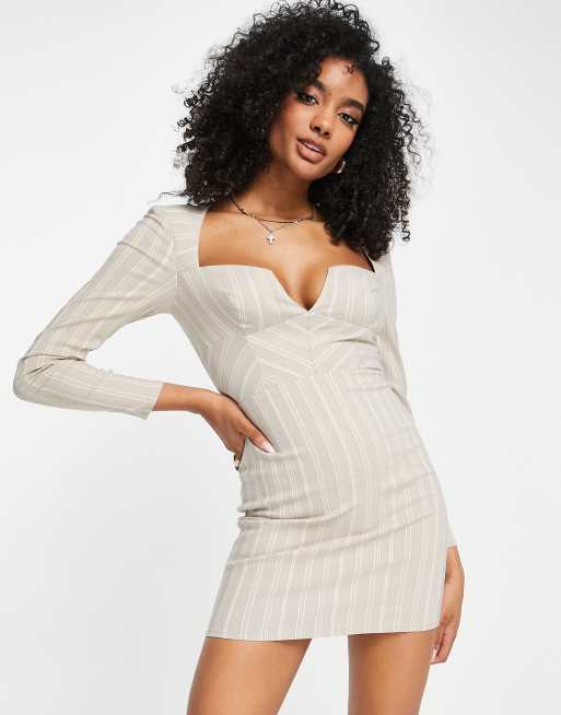 ASOS DESIGN – Beigerandig fodralklänning i minilängd med axelvaddar 