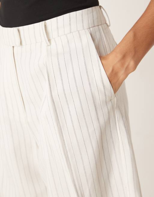 ASOS DESIGN – Beigerandiga, figursydda shorts i lång modell, 2 av 5