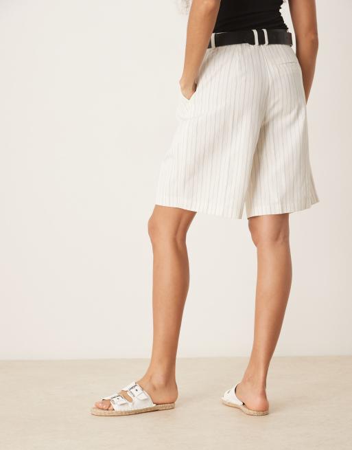 ASOS DESIGN – Beigerandiga, figursydda shorts i lång modell, 5 av 5