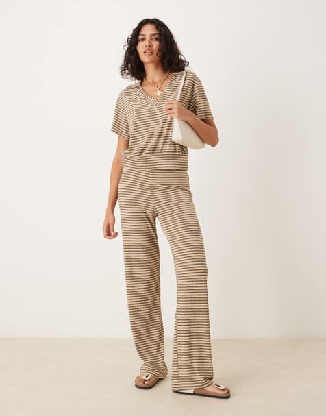 ASOS DESIGN – Beigerandigt set med kortärmad pikétröja - view 1