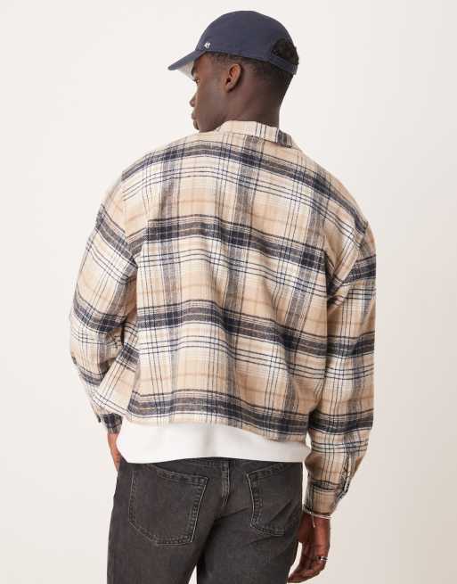 ASOS DESIGN – Beigerutig, kort flanellskjorta i oversize, 2 av 4