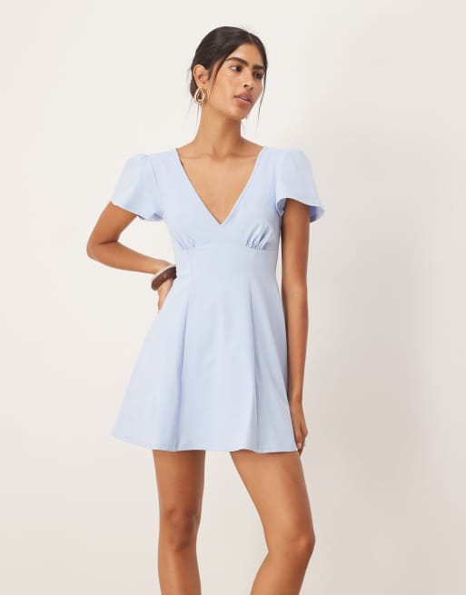 ASOS DESIGN – Błękitna sukienka mini z dekoltem w szpic i falbankami na rękawach w drobny kwiatowy wzór