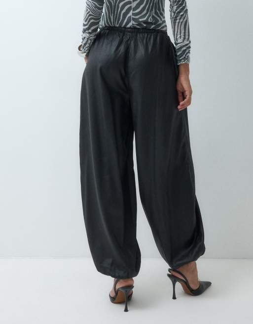 ASOS DESIGN belagte ballonbukser med elastik i sort, 4 af 5