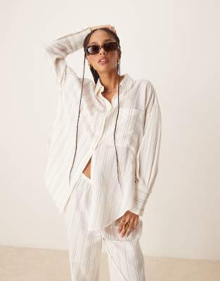 ASOS DESIGN - Belle - Strandhemd in Schwarzweiß gestreift mit seitlichem Bindeband