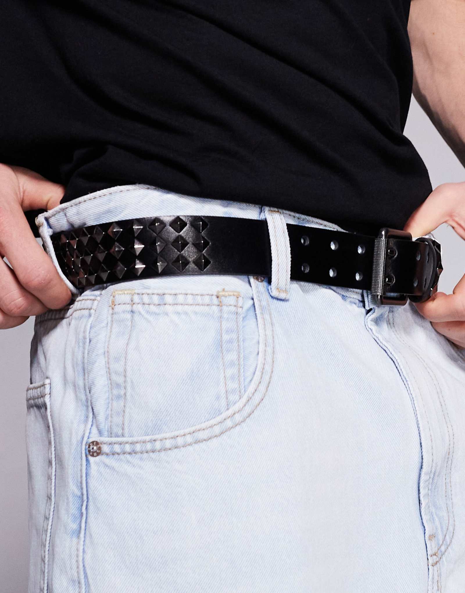ДИЗАЙНЕРСКИЙ ремень ASOS с заклепками в виде бриллиантовых пирамид черного цвета