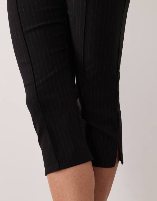 ASOS DESIGN bengaline byxa med hög midja och slits i sidan i svart pinstripe, 2 av 5