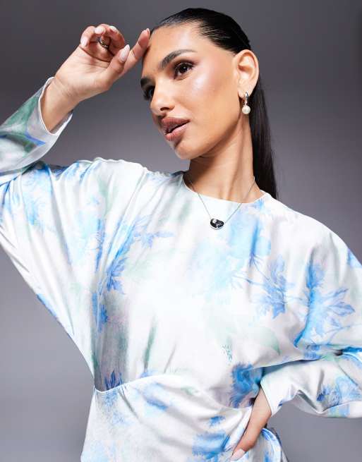 ASOS DESIGN – Benvit, blommig maxiklänning i satin med pingvinärmar, 4 av 4