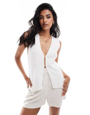 ASOS DESIGN – Benvit, fluffigt stickad kostymväst | ASOS