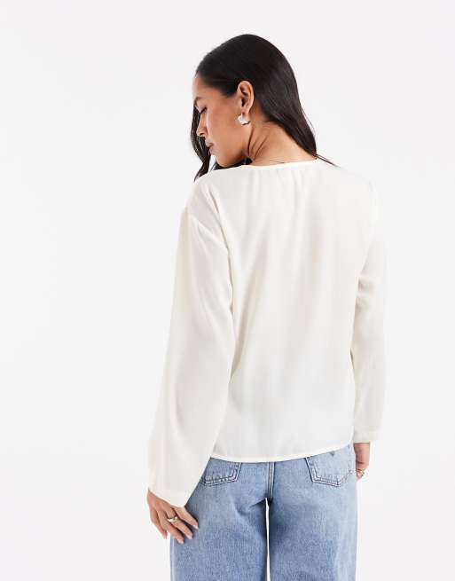 ASOS DESIGN – Benvit långärmad blus i satin med v-ringning och knytdetalj, 2 av 4