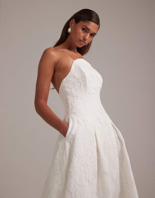 ASOS DESIGN – Benvit, midilång brudklänning i spets med rundad bandeau-ringning, 5 av 5
