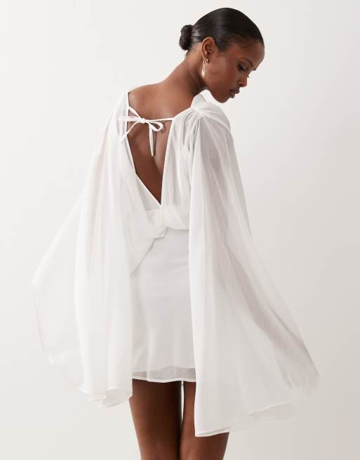 ASOS DESIGN – Benvit miniklänning med hög krage, drapering framtill och stora cape-ärmar, 2 av 4