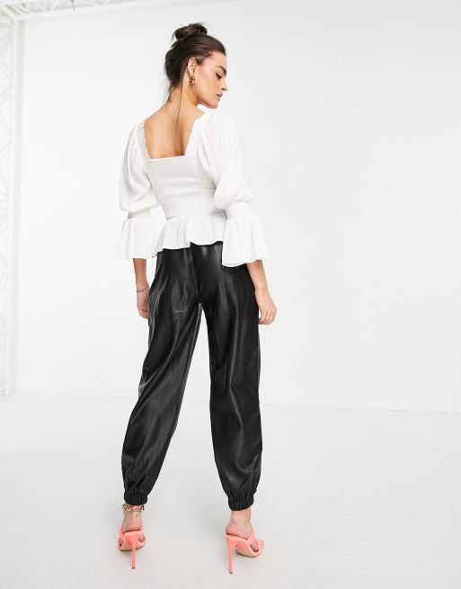 ASOS DESIGN – Benvit peplumtopp med smockat liv, 2 av 4