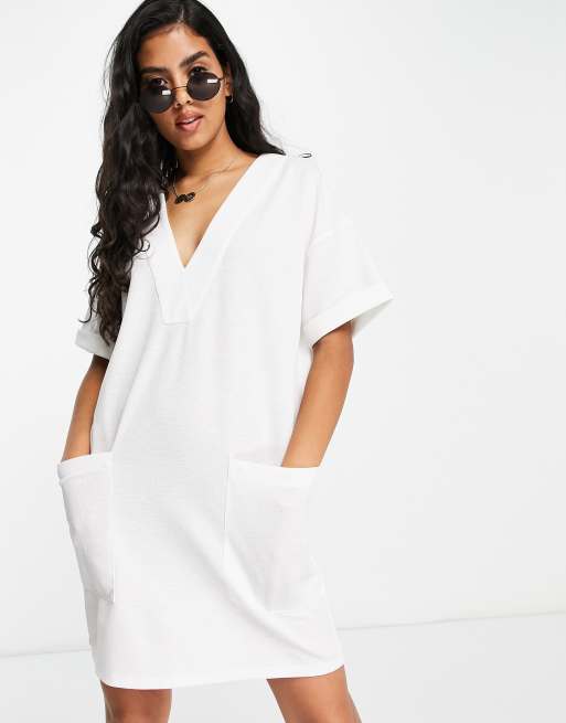 ASOS DESIGN – Benvit t-shirtklänning i linnelook och oversize-modell med v-ringning och fickor 