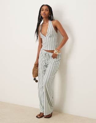 ASOS DESIGN – Benvitt, strukturerat set med topp med halterneck och byxor med kritstrecksrandigt mönster - view 1
