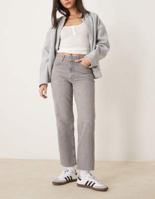 ASOS DESIGN - Bequeme Cropped Stretch-Jeans in Grau mit geradem Schnitt