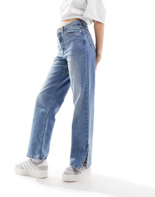 ASOS DESIGN - Bequeme Jeans in Blau mit geradem Schnitt, Schlitz am Saum Stretchanteil