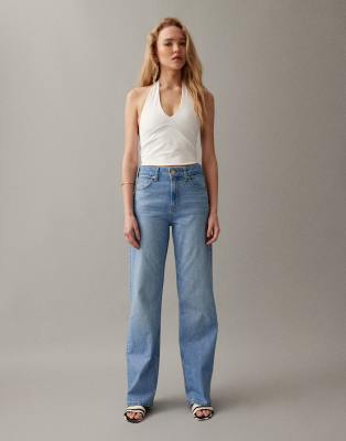 ASOS DESIGN - Bequeme Jeans in leuchtendem Blau mit geradem Schnitt und Stretchanteil