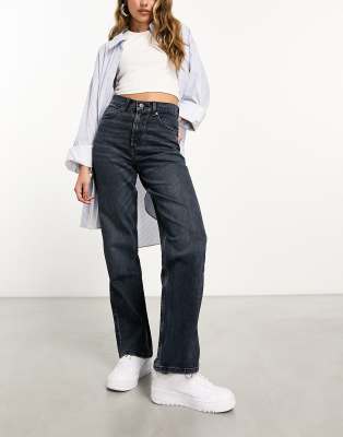 ASOS DESIGN - Bequeme Jeans mit geradem Schnitt und Stretchanteil in Blauschwarz