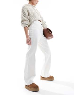 ASOS DESIGN - Bequeme Jeans mit geradem Schnitt und Stretchanteil in Ecru-Neutral