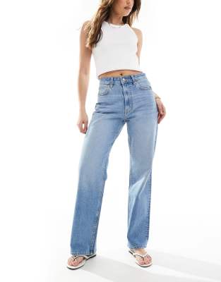 ASOS DESIGN - Bequeme Jeans mit geradem Schnitt und Stretchanteil in hellem Mittelblau