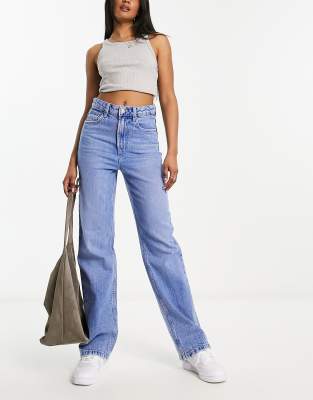 ASOS DESIGN - Bequeme Jeans mit geradem Schnitt und Stretchanteil in leuchtendem Mittelblau