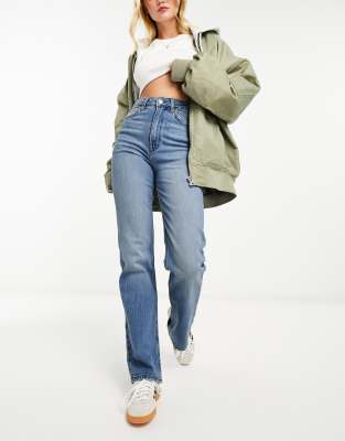 ASOS DESIGN - Bequeme Jeans mit geradem Schnitt und Stretchanteil in Mittelblau