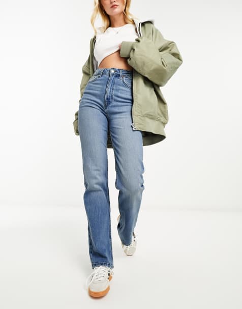 ASOS DESIGN – Bequeme Jeans mit geradem Schnitt und Stretchanteil in Mittelblau - view 1