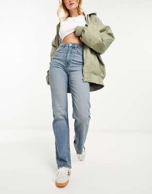 ASOS DESIGN - Bequeme Jeans mit geradem Schnitt und Stretchanteil in Mittelblau