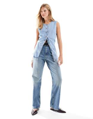 ASOS DESIGN - Bequeme Jeans mit geradem Schnitt und Stretchanteil in Mittelblau