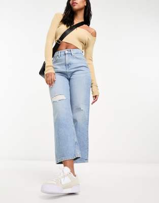 ASOS DESIGN - Bequeme, kurz geschnittene Jeans in Hellblau mit geradem Schnitt, Zierrissen und Stretchanteil