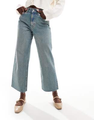 ASOS DESIGN - Bequeme, kurz geschnittene Jeans mit geradem Schnitt, Stretchanteil und Vintage-Waschung-Blau