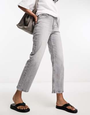 ASOS DESIGN - Bequeme, kurz geschnittene Jeans mit geradem Schnitt und Stretchanteil in Grau