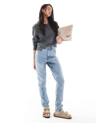 ASOS DESIGN - Bequeme Mom-Jeans in Mittelblau mit schmalem, lockerem Schnitt