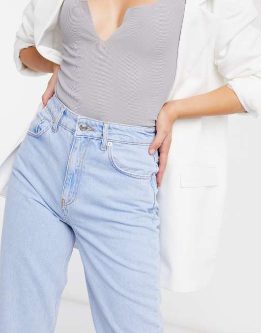 ASOS DESIGN – Bequeme Mom-Jeans mit hohem Bund in hellblauer Waschung, 3 von 4