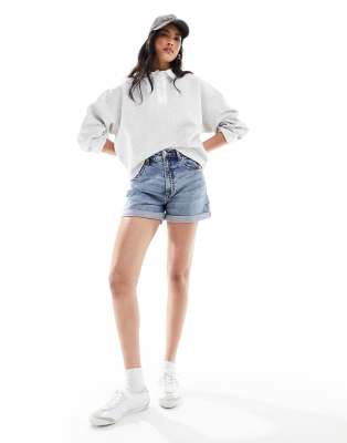 ASOS DESIGN - Bequeme Mom-Jeansshorts in verwaschenem Mittelblau