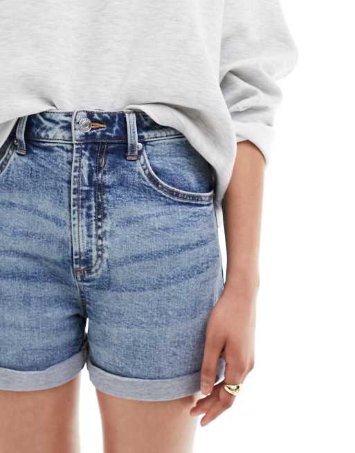 ASOS DESIGN Bequeme Mom Jeansshorts in verwaschenem Mittelblau ASOS