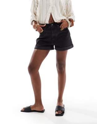 ASOS DESIGN - Bequeme Mom-Jeansshorts in verwaschenem Schwarz