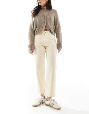 ASOS DESIGN - Bequeme Straight Jeans in Weiß mit Stretchanteil-Neutral
