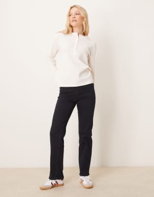 ASOS DESIGN - Bequeme Stretch-Jeans in Blau-Schwarz mit geradem Bein und verdrehten Nähten