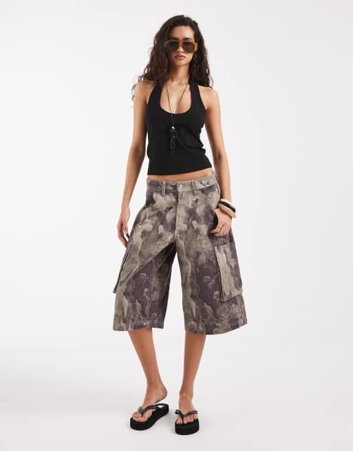 ASOS DESIGN - Bermuda cargo taglio lungo con stampa mimetica