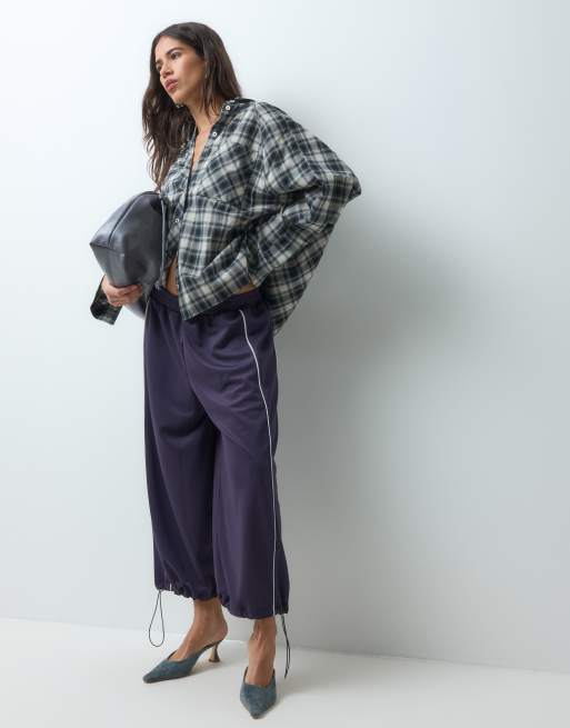 ASOS DESIGN bermuda con dettaglio a righe e risvolto blu navy, 2 di 5