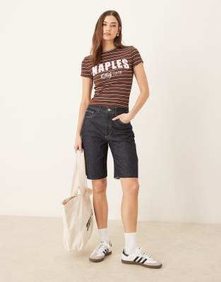 ASOS DESIGN - Bermuda en jean à ourlet brut - Indigo brut-Bleu marine