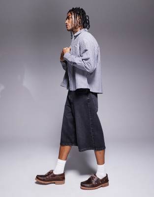 ASOS DESIGN – Czarne sprane wydłużone jeansowe jortsy
