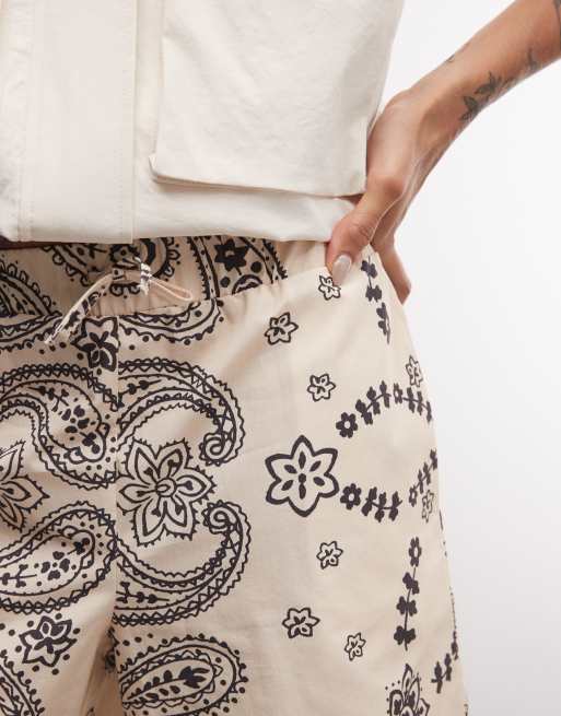 ASOS DESIGN Bermuda-Pull-on-Shorts als Kombiteil mit Bandana-Print, 4 von 5