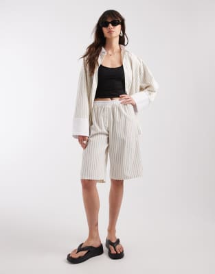 ASOS DESIGN - Bermuda-Schlupfshorts in gestreiftem Ecru mit Boxershorts-Bund, Kombiteil-Bunt